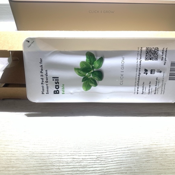 Click and Grow White‎ Smart Garden 3 Indoor Herb Garden - Picture 6 of 9